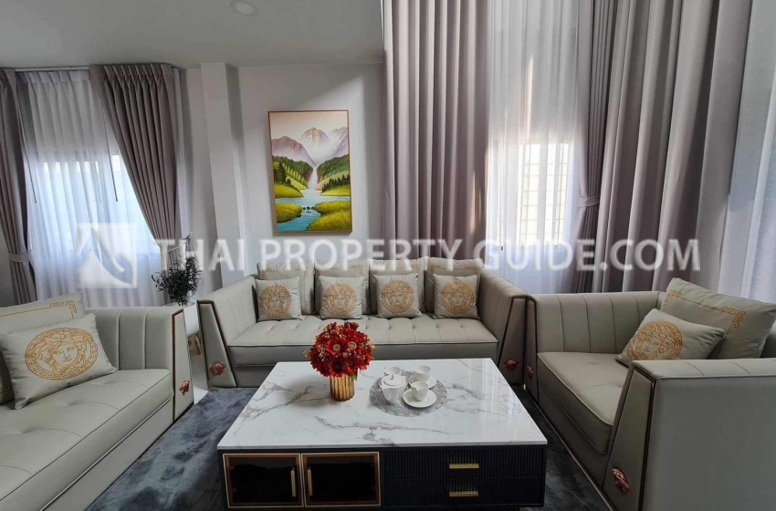 House with Shared Pool in Bangnatrad 